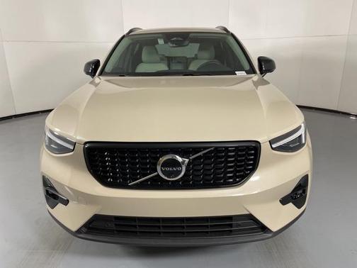 2025 Volvo XC40 B5 Ultra Dark Theme