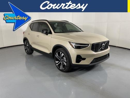 2025 Volvo XC40 B5 Ultra Dark Theme