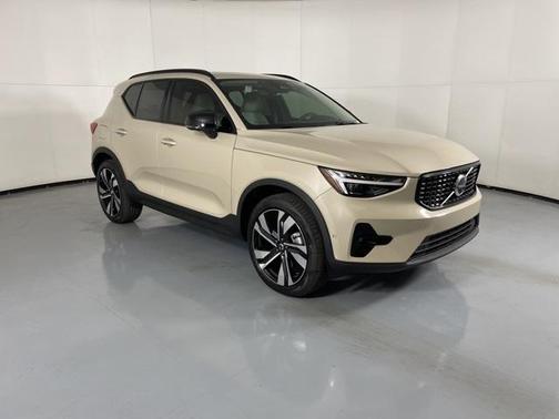 2025 Volvo XC40 B5 Ultra Dark Theme