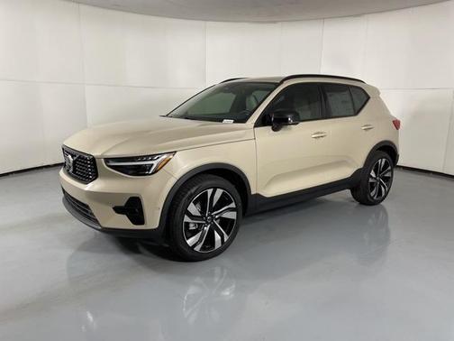 2025 Volvo XC40 B5 Ultra Dark Theme