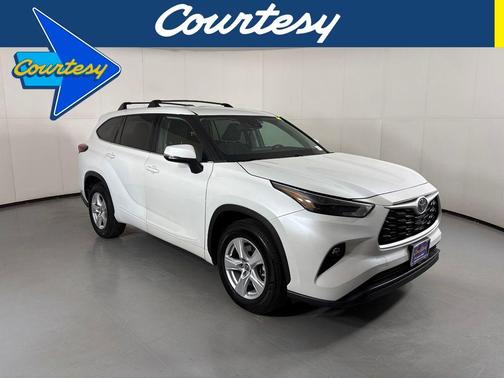Pearl 2022 Toyota Highlander LE