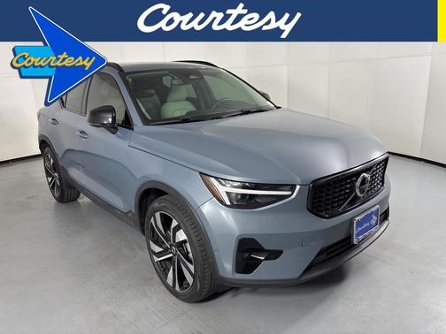 2023 Volvo XC40 B4 Ultimate Dark Theme