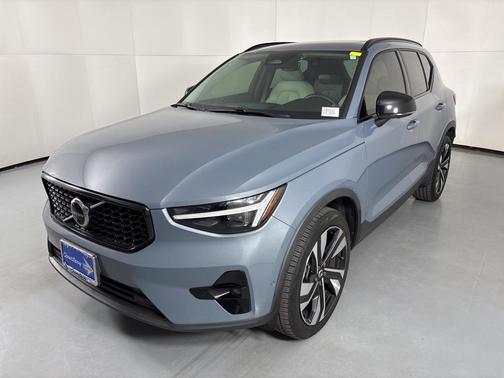 2023 Volvo XC40 B4 Ultimate Dark Theme