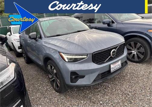 2023 Volvo XC40 B4 Ultimate Dark Theme