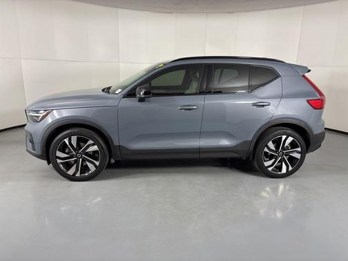 2023 Volvo XC40 B4 Ultimate Dark Theme