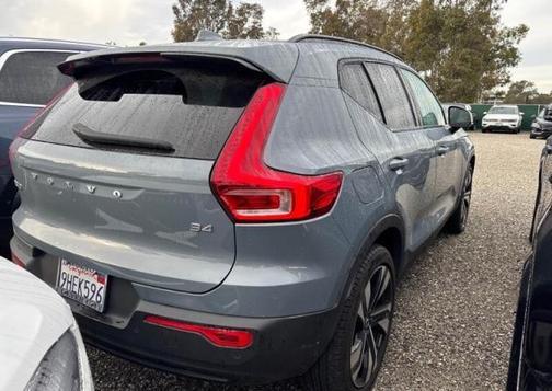 2023 Volvo XC40 B4 Ultimate Dark Theme