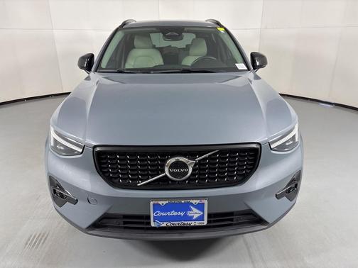 2023 Volvo XC40 B4 Ultimate Dark Theme
