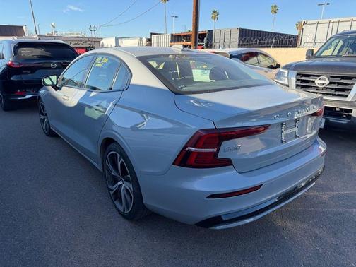 2024 Volvo S60 B5 Core Dark Theme