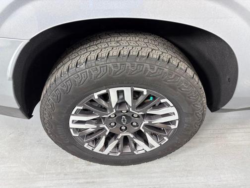 Sterling Gray Metallic 2025 Chevrolet Suburban Z71