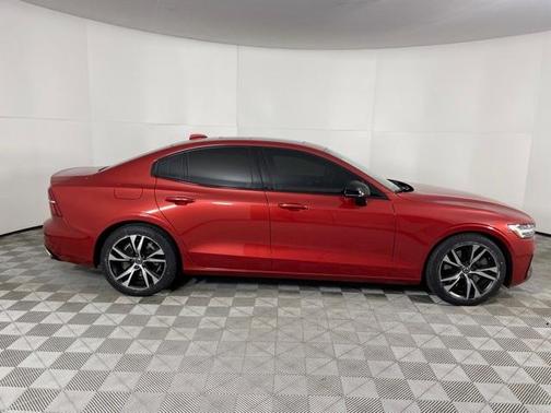 Photo 3 of 41 of 2020 Volvo S60 Hybrid T8 R-Design