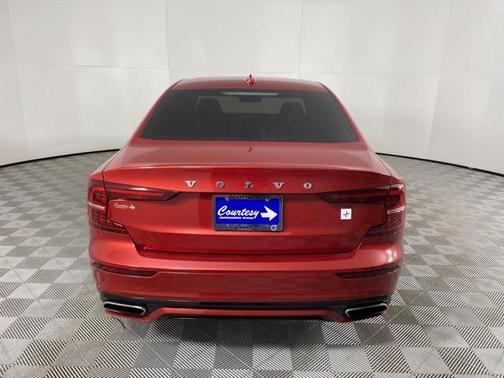 Photo 5 of 41 of 2020 Volvo S60 Hybrid T8 R-Design