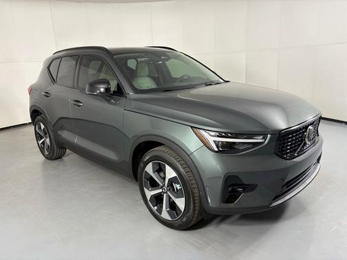 2026 Volvo XC40 B5 Plus