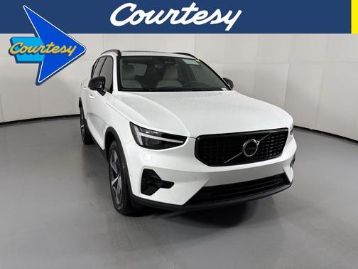 2026 Volvo XC40 B4 Plus