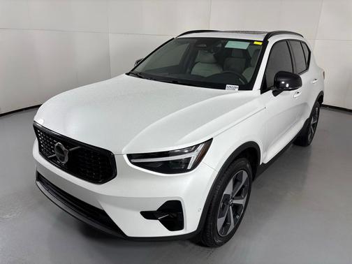 2026 Volvo XC40 B4 Plus