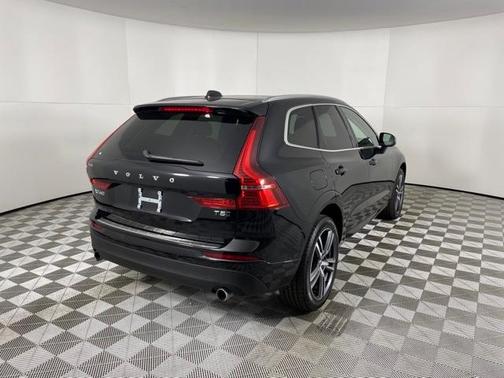 Photo 4 of 42 of 2021 Volvo XC60 T5 Momentum