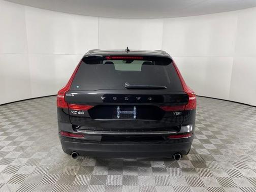 Photo 5 of 42 of 2021 Volvo XC60 T5 Momentum