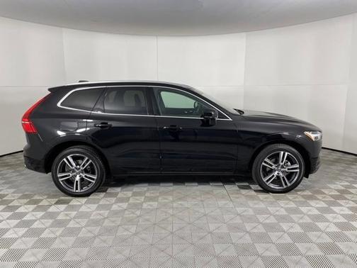 Photo 3 of 42 of 2021 Volvo XC60 T5 Momentum