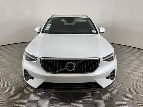2025 Volvo XC40 B5 Plus Bright Theme
