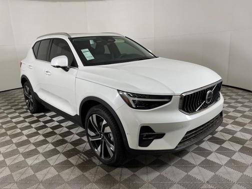 2025 Volvo XC40 B5 Plus Bright Theme