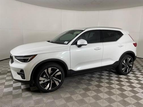 2025 Volvo XC40 B5 Plus Bright Theme