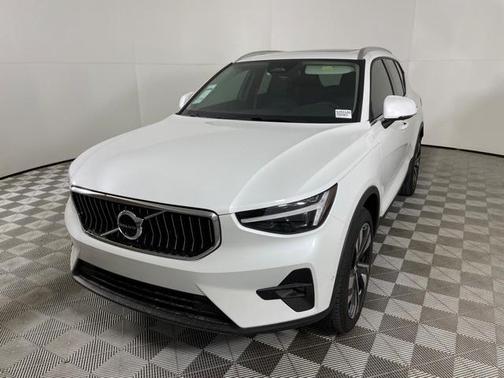 2025 Volvo XC40 B5 Plus Bright Theme
