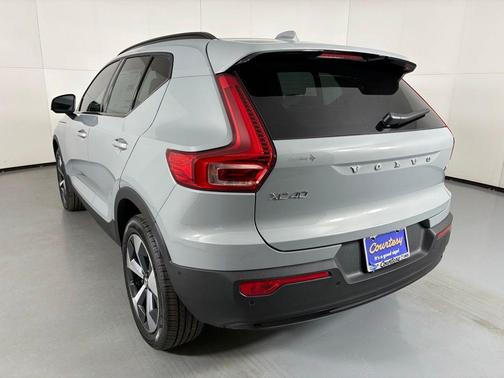 2026 Volvo XC40 B4 Plus