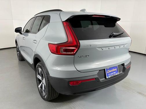 2026 Volvo XC40 B4 Plus