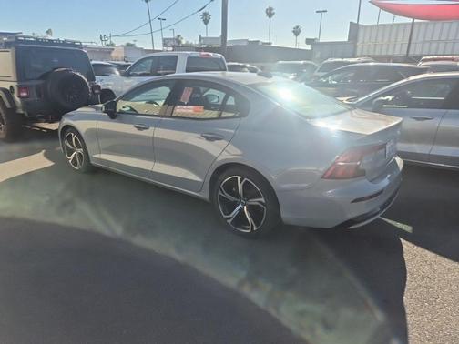 2024 Volvo S60 B5 Core Dark Theme