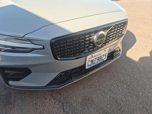 2024 Volvo S60 B5 Core Dark Theme