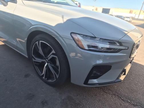 2024 Volvo S60 B5 Core Dark Theme