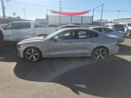 2024 Volvo S60 B5 Core Dark Theme