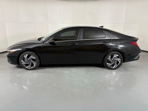 Black 2025 Hyundai ELANTRA Limited