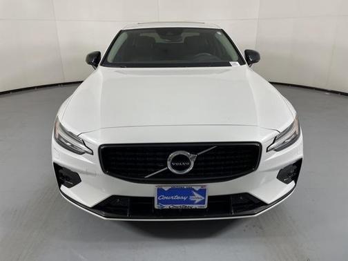 2022 Volvo S60 B5 Momentum