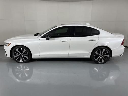 2022 Volvo S60 B5 Momentum