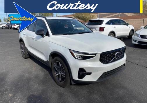 2023 Volvo XC40 B4 Plus Dark Theme