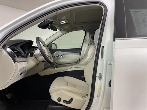 2025 Volvo XC90 B5 Plus