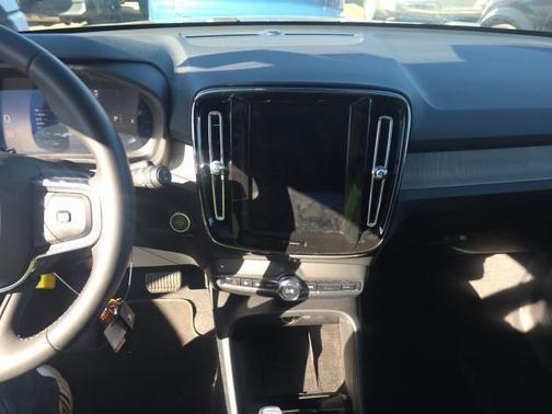 2025 Volvo XC40 B5 Plus Bright Theme