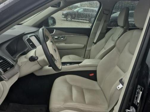 2023 Volvo XC90 B5 Plus
