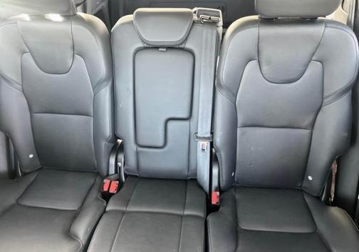2022 Volvo XC90 T6 Momentum 7 Passenger