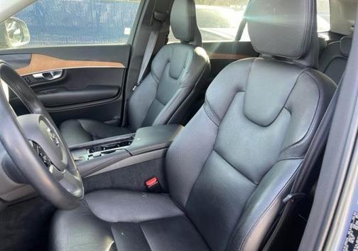 2022 Volvo XC90 T6 Momentum 7 Passenger