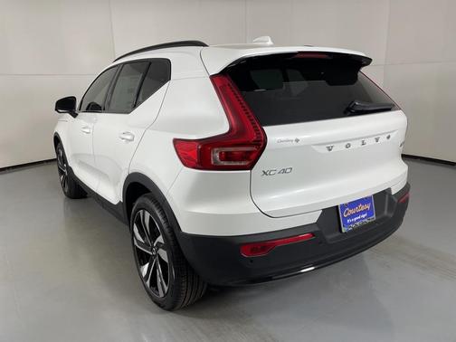 2026 Volvo XC40 B5 Plus