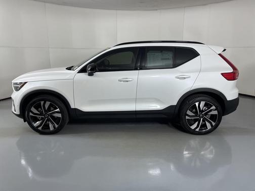 2026 Volvo XC40 B5 Plus