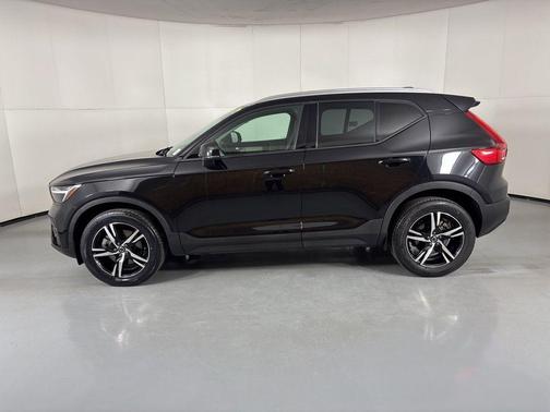 Onyx Black Metallic 2023 Volvo XC40 B5 Core