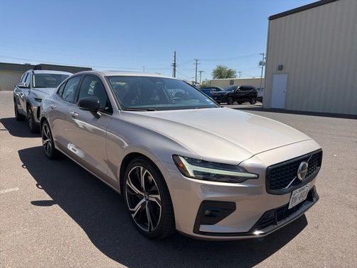 Bright 2024 Volvo S60 B5 Core Dark Theme