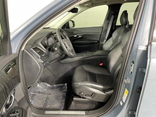 Photo 3 of 42 of 2020 Volvo XC90 T5 Momentum 7 Passenger