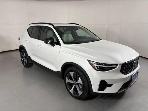 Crystal White 2026 Volvo XC40 B5 Plus