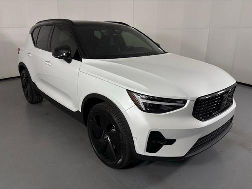 2026 Volvo XC40 B5 Ultra Black Edition
