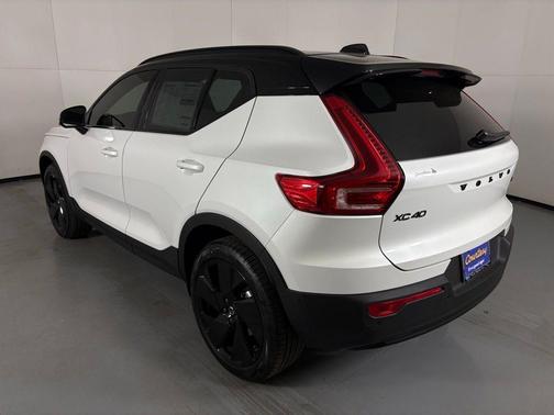 2026 Volvo XC40 B5 Ultra Black Edition