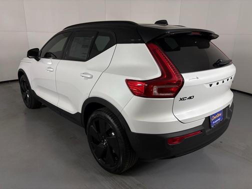 2026 Volvo XC40 B5 Ultra Black Edition