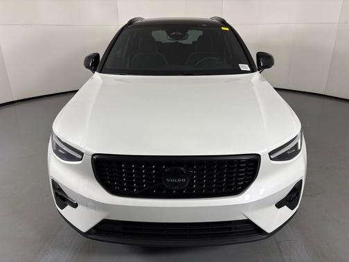2026 Volvo XC40 B5 Ultra Black Edition